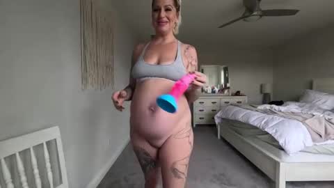 Snapshot of juliewets chatting on December 6, 5:55 pm Julie online show from December 6, 5:55 pm