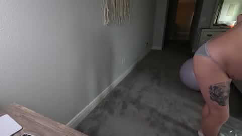 Snapshot of juliewets chatting on December 11, 5:26 pm Julie online show from December 11, 5:26 pm