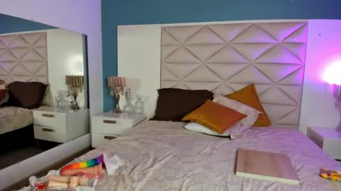 Snapshot of julimonroe19 chatting on March 27, 8:26 am Juli online show from March 27, 8:26 am