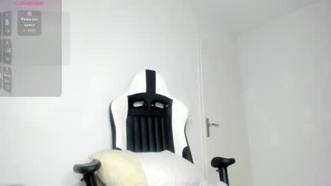 Snapshot of julyssa_sanders chatting on November 17, 11:54 pm July online show from November 17, 11:54 pm