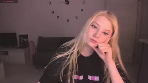 Snapshot of just_jessy_meow chatting on June 25, 7:51 pm JESSY online show from June 25, 7:51 pm