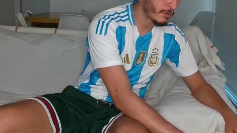 Snapshot of justatall_guy chatting on December 16, 8:14 pm JustAtall Guy online show from December 16, 8:14 pm