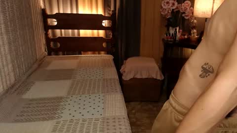 justine_hunk online show from December 16, 10:18 am