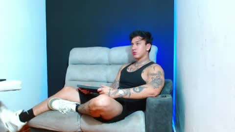 Snapshot of justinfuller_31 chatting on June 6, 2:27 am justinfuller_31 online show from June 6, 2:27 am