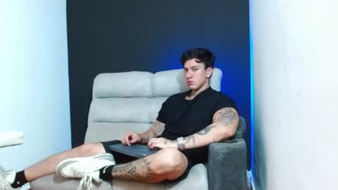 Snapshot of justinfuller_31 chatting on June 24, 9:14 pm justinfuller_31 online show from June 24, 9:14 pm