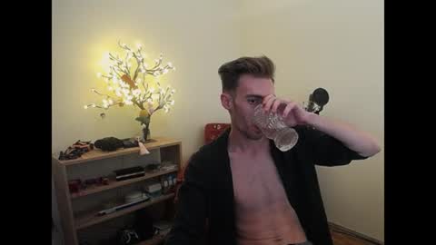 Snapshot of justinnordick chatting on June 29, 5:02 pm Hologram Guy online show from June 29, 5:02 pm
