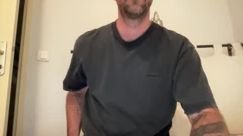 Snapshot of justmeandyou00 chatting on November 14, 2:49 pm justmeandyou00 online show from November 14, 2:49 pm