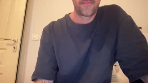 Snapshot of justmeandyou00 chatting on December 17, 5:08 pm justmeandyou00 online show from December 17, 5:08 pm