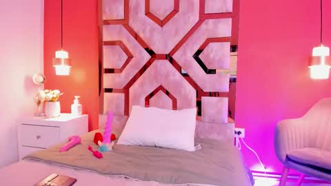 Mia online show from March 8, 8:18 am