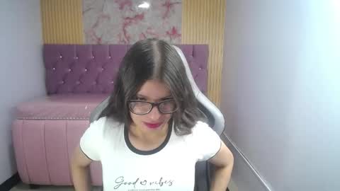 Snapshot of kailee_ch chatting on April 12, 1:05 pm Kailee online show from April 12, 1:05 pm