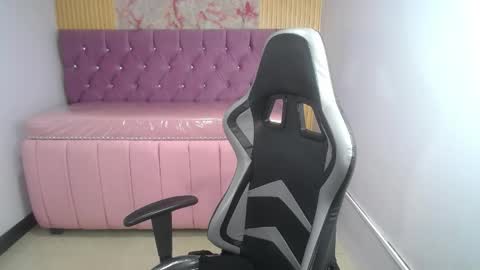 Snapshot of kailee_ch chatting on April 13, 12:54 pm Kailee online show from April 13, 12:54 pm