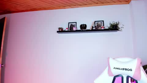 Snapshot of kali_ka chatting on September 23, 6:11 pm Kali Ka Please help me with your thumbs up its important dont forget my birthday on October 26 online show from September 23, 6:11 pm