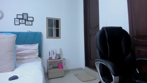 Kamilalopez online show from November 18, 11:59 pm