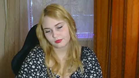 Snapshot of kamilablonde chatting on July 25, 6:00 am KamilaBlonde online show from July 25, 6:00 am