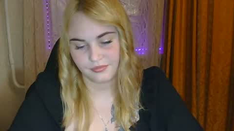 Snapshot of kamilablonde chatting on July 28, 6:07 pm KamilaBlonde online show from July 28, 6:07 pm