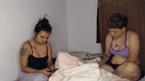 Snapshot of kammy_cami chatting on May 12, 11:51 am kammy y camila online show from May 12, 11:51 am