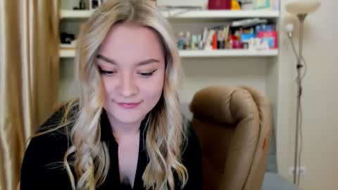 Snapshot of kara_smith_ chatting on October 11, 9:24 pm Kara. Off from 15th till 24th of December online show from October 11, 9:24 pm