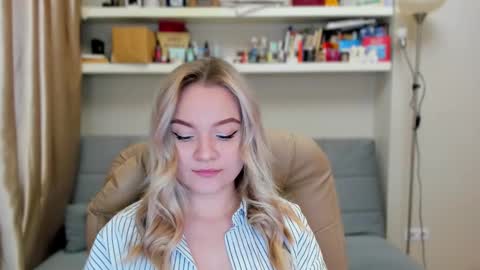 Snapshot of kara_smith_ chatting on November 9, 10:30 pm Kara. Off from 15th till 24th of December online show from November 9, 10:30 pm