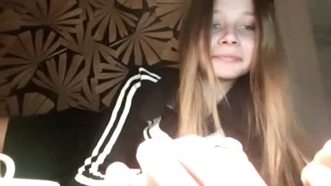 Snapshot of karaescorcia chatting on December 2, 6:36 pm Ria online show from December 2, 6:36 pm