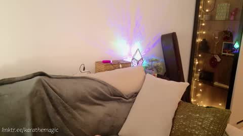 Snapshot of karathemagic chatting on February 22, 11:02 am I am here around 5am GMT karathemagic online show from February 22, 11:02 am