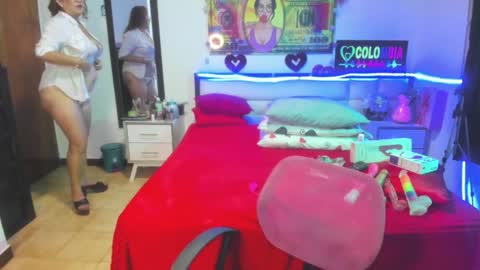 Snapshot of karen_milf_2 chatting on December 28, 4:51 am Karen online show from December 28, 4:51 am