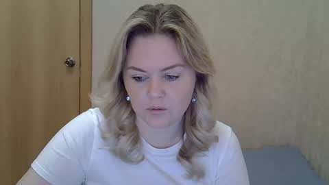 karennelsonx online show from April 22, 7:33 am