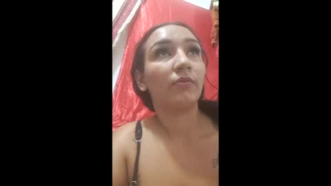 Snapshot of karenroomm chatting on December 16, 1:32 am karenroomm online show from December 16, 1:32 am