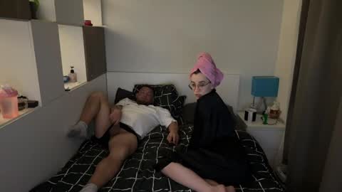 Snapshot of karl_and_klara chatting on May 24, 6:35 pm karl_and_klara online show from May 24, 6:35 pm