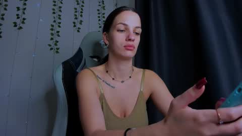 karla_lim online show from November 3, 9:21 am