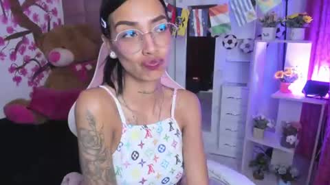 Snapshot of karlaslutskinny__ chatting on June 18, 9:19 pm karlaslutskinny__ online show from June 18, 9:19 pm