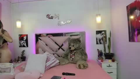 Snapshot of karly_moonn chatting on June 18, 9:47 am Karly Moonns online show from June 18, 9:47 am
