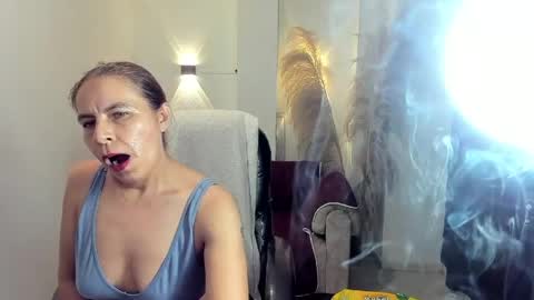 Snapshot of karlye_hot chatting on May 5, 3:58 am KARLYE online show from May 5, 3:58 am