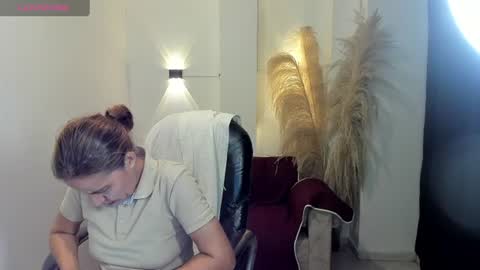Snapshot of karlye_hot chatting on June 15, 2:03 am KARLYE online show from June 15, 2:03 am