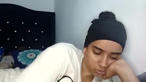 Independent model online show from October 5, 5:22 pm