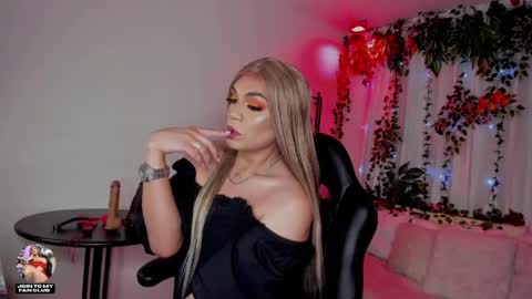 Snapshot of karol_elegance_ chatting on May 4, 12:56 pm karol online show from May 4, 12:56 pm
