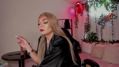 Snapshot of karol_elegance_ chatting on May 7, 1:16 pm karol online show from May 7, 1:16 pm