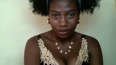 Snapshot of karoliee chatting on April 21, 5:58 am karoliee online show from April 21, 5:58 am