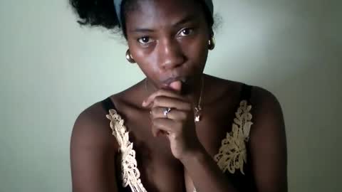 Snapshot of karoliee chatting on April 21, 7:28 pm karoliee online show from April 21, 7:28 pm