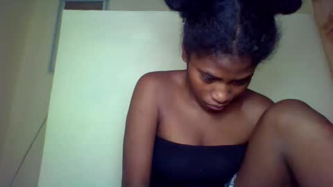 Snapshot of karoliee chatting on April 26, 6:27 pm karoliee online show from April 26, 6:27 pm