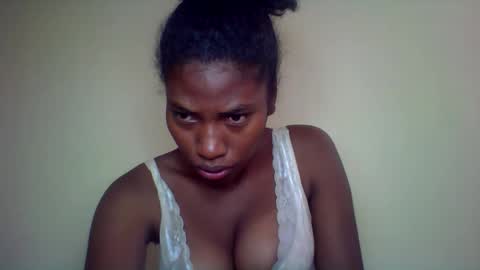 Snapshot of karoliee chatting on May 2, 7:35 am karoliee online show from May 2, 7:35 am