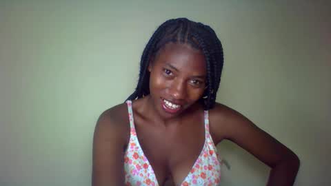 Snapshot of karoliee chatting on May 3, 5:52 pm karoliee online show from May 3, 5:52 pm