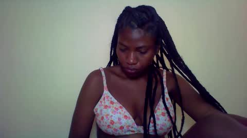 Snapshot of karoliee chatting on May 4, 6:42 am karoliee online show from May 4, 6:42 am