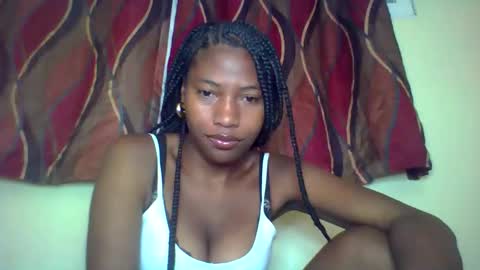 Snapshot of karoliee chatting on May 6, 7:24 am karoliee online show from May 6, 7:24 am