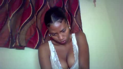 Snapshot of karoliee chatting on May 25, 10:10 am karoliee online show from May 25, 10:10 am