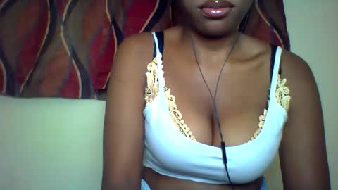 Snapshot of karoliee chatting on June 1, 7:32 am karoliee online show from June 1, 7:32 am
