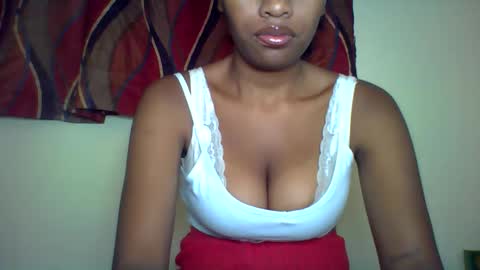 Snapshot of karoliee chatting on June 3, 10:18 am karoliee online show from June 3, 10:18 am