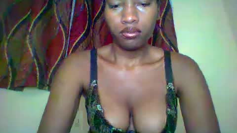 Snapshot of karoliee chatting on June 5, 8:09 am karoliee online show from June 5, 8:09 am