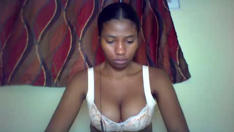 Snapshot of karoliee chatting on June 18, 9:09 am karoliee online show from June 18, 9:09 am