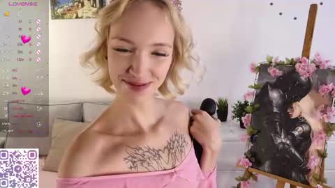 Snapshot of karoline__white_ chatting on August 7, 10:12 pm Karoline online show from August 7, 10:12 pm