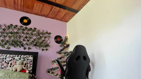 Snapshot of kassandra_james chatting on January 2, 2:13 pm kassandra james online show from January 2, 2:13 pm